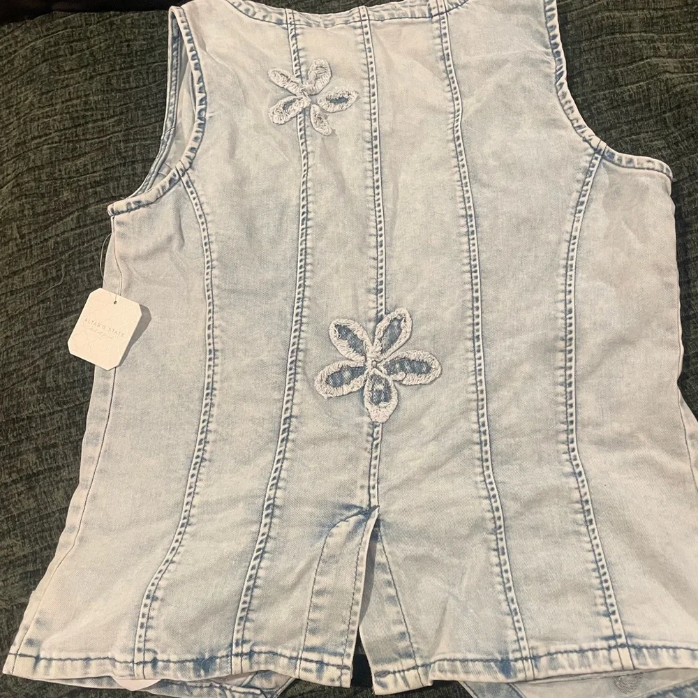 NWT Altar'd State Light Blue washed Denim Vest size M - Picture 2 of 11